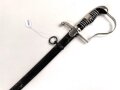 " Kavallerie Regiment 18"  Säbel von Eickhorn Solingen mit beidseitig geätzter Klinge. Sehr seltene Ausführung mit zwei Adlern. Die Klinge in sehr gutem Zustand, die Scheide original lackiert mit diversen Altersspuren, die Griffwicklung teilweise defekt.