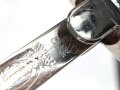 " Kavallerie Regiment 18"  Säbel von Eickhorn Solingen mit beidseitig geätzter Klinge. Sehr seltene Ausführung mit zwei Adlern. Die Klinge in sehr gutem Zustand, die Scheide original lackiert mit diversen Altersspuren, die Griffwicklung teilweise defekt.
