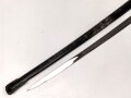 " Kavallerie Regiment 18"  Säbel von Eickhorn Solingen mit beidseitig geätzter Klinge. Sehr seltene Ausführung mit zwei Adlern. Die Klinge in sehr gutem Zustand, die Scheide original lackiert mit diversen Altersspuren, die Griffwicklung teilweise defekt.