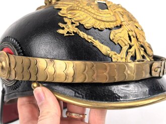 Preussen, Pickelhaube für einen Offizier der Infanterie. Ordentlichers Stück in gutem Gesamtzustand, keine Doppellöcher