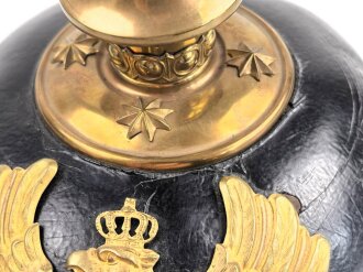 Preussen, Pickelhaube für einen Offizier der Infanterie. Ordentlichers Stück in gutem Gesamtzustand, keine Doppellöcher