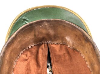 Preussen, Pickelhaube für einen Offizier der Infanterie. Ordentlichers Stück in gutem Gesamtzustand, keine Doppellöcher