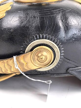 Preussen, Pickelhaube für einen Offizier der Infanterie. Ordentlichers Stück in gutem Gesamtzustand, keine Doppellöcher