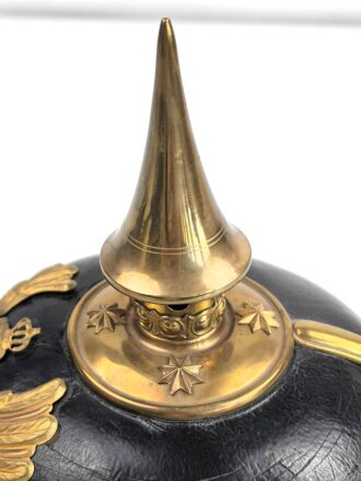Preussen, Pickelhaube für einen Offizier der Infanterie. Ordentlichers Stück in gutem Gesamtzustand, keine Doppellöcher