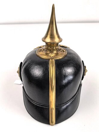 Preussen, Pickelhaube für einen Offizier der Infanterie. Ordentlichers Stück in gutem Gesamtzustand, keine Doppellöcher