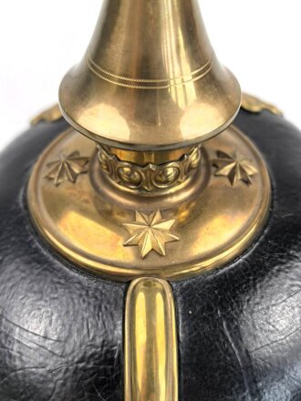 Preussen, Pickelhaube für einen Offizier der Infanterie. Ordentlichers Stück in gutem Gesamtzustand, keine Doppellöcher