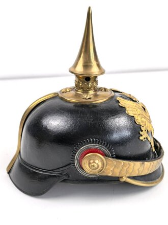 Preussen, Pickelhaube für einen Offizier der Infanterie. Ordentlichers Stück in gutem Gesamtzustand, keine Doppellöcher