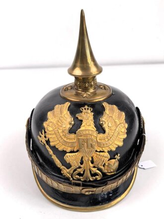 Preussen, Pickelhaube für einen Offizier der Infanterie. Ordentlichers Stück in gutem Gesamtzustand, keine Doppellöcher