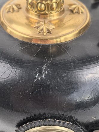 Preussen, Pickelhaube für einen Reserve Offizier der Infanterie. Ordentliches Stück in gutem Gesamtzustand, keine Doppellöcher