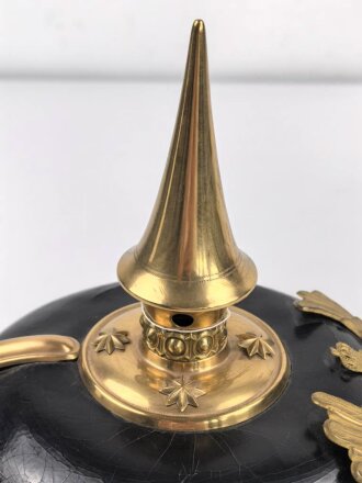 Preussen, Pickelhaube für einen Reserve Offizier der Infanterie. Ordentliches Stück in gutem Gesamtzustand, keine Doppellöcher