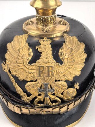Preussen, Pickelhaube für einen Reserve Offizier der Infanterie. Ordentliches Stück in gutem Gesamtzustand, keine Doppellöcher