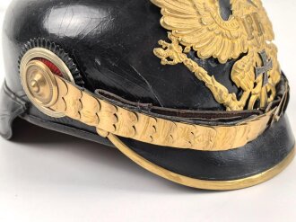Preussen, Pickelhaube für einen Reserve Offizier der Infanterie. Ordentliches Stück in gutem Gesamtzustand, keine Doppellöcher