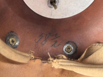 Preussen, Pickelhaube für einen Reserve Offizier der Infanterie. Ordentliches Stück in gutem Gesamtzustand, keine Doppellöcher