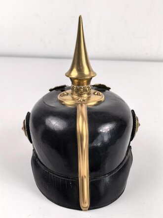 Preussen, Pickelhaube für einen Reserve Offizier der Infanterie. Ordentliches Stück in gutem Gesamtzustand, keine Doppellöcher