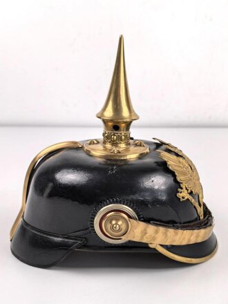 Preussen, Pickelhaube für einen Reserve Offizier der Infanterie. Ordentliches Stück in gutem Gesamtzustand, keine Doppellöcher