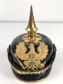 Preussen, Pickelhaube für einen Reserve Offizier der Infanterie. Ordentliches Stück in gutem Gesamtzustand, keine Doppellöcher