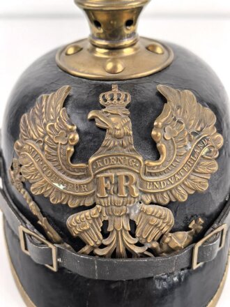 Preussen, Pickelhaube für Mannschaften der Artillerie. Aus alt- und neuteilen zusammengebautes Stück
