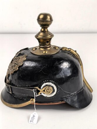 Preussen, Pickelhaube für Mannschaften der Artillerie. Aus alt- und neuteilen zusammengebautes Stück