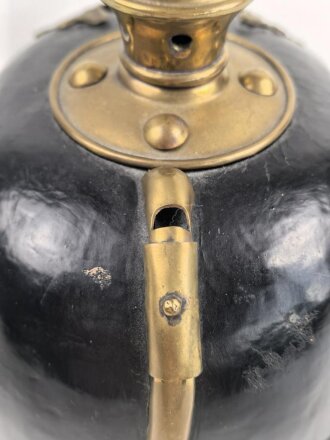 Preussen, Pickelhaube für Mannschaften der Artillerie. Aus alt- und neuteilen zusammengebautes Stück