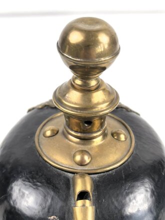 Preussen, Pickelhaube für Mannschaften der Artillerie. Aus alt- und neuteilen zusammengebautes Stück
