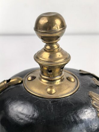 Preussen, Pickelhaube für Mannschaften der Artillerie. Aus alt- und neuteilen zusammengebautes Stück