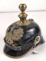 Preussen, Pickelhaube für Mannschaften der Artillerie. Aus alt- und neuteilen zusammengebautes Stück