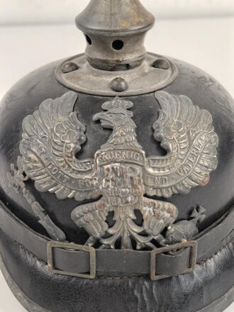 Preussen 1. Weltkrieg, feldgraue Pickelhaube für Mannschaften der Infanterie. Kammerstück des Regiment 40 ?, Hersteller und 1916 gestempelt