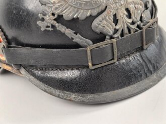 Preussen 1. Weltkrieg, feldgraue Pickelhaube für Mannschaften der Infanterie. Kammerstück des Regiment 40 ?, Hersteller und 1916 gestempelt