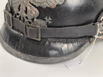 Preussen 1. Weltkrieg, feldgraue Pickelhaube für Mannschaften der Infanterie. Kammerstück des Regiment 40 ?, Hersteller und 1916 gestempelt
