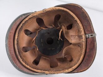 Preussen 1. Weltkrieg, feldgraue Pickelhaube für Mannschaften der Infanterie. Kammerstück des Regiment 40 ?, Hersteller und 1916 gestempelt