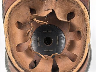 Preussen 1. Weltkrieg, feldgraue Pickelhaube für Mannschaften der Infanterie. Kammerstück des Regiment 40 ?, Hersteller und 1916 gestempelt