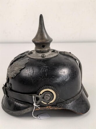 Preussen 1. Weltkrieg, feldgraue Pickelhaube für Mannschaften der Infanterie. Kammerstück des Regiment 40 ?, Hersteller und 1916 gestempelt