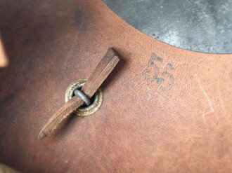 Preussen 1. Weltkrieg, feldgraue Pickelhaube für Mannschaften der Infanterie. Kammerstück des Regiment 40 ?, Hersteller und 1916 gestempelt