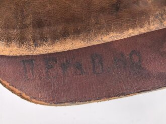 Preussen 1. Weltkrieg, feldgraue Pickelhaube für Mannschaften der Infanterie. Kammerstück des Regiment 40 ?, Hersteller und 1916 gestempelt