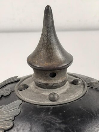 Preussen 1. Weltkrieg, feldgraue Pickelhaube für Mannschaften der Infanterie. Kammerstück des Regiment 40 ?, Hersteller und 1916 gestempelt