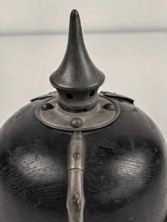 Preussen 1. Weltkrieg, feldgraue Pickelhaube für Mannschaften der Infanterie. Kammerstück des Regiment 40 ?, Hersteller und 1916 gestempelt