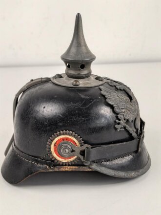 Preussen 1. Weltkrieg, feldgraue Pickelhaube für Mannschaften der Infanterie. Kammerstück des Regiment 40 ?, Hersteller und 1916 gestempelt