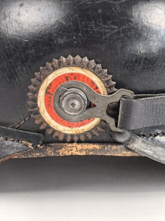 Preussen 1. Weltkrieg, feldgraue Pickelhaube für Mannschaften der Infanterie. Kammerstück des Regiment 40 ?, Hersteller und 1916 gestempelt