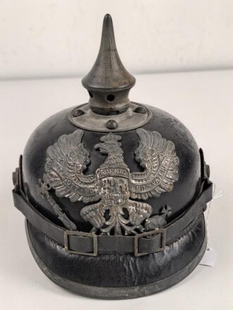 Preussen 1. Weltkrieg, feldgraue Pickelhaube für Mannschaften der Infanterie. Kammerstück des Regiment 40 ?, Hersteller und 1916 gestempelt