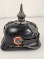 Preussen 1. Weltkrieg, feldgraue Pickelhaube für Mannschaften der Infanterie. Kammerstück des Regiment 40 ?, Hersteller und 1916 gestempelt