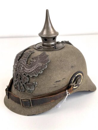 Preussen 1. Weltkrieg, feldgraue Pickelhaube für Mannschaften aus Filz. Leicht getragenes Stück mit diversen kleineren Beschädigungen