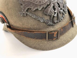 Preussen 1. Weltkrieg, feldgraue Pickelhaube für Mannschaften aus Filz. Leicht getragenes Stück mit diversen kleineren Beschädigungen