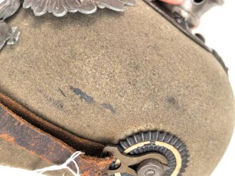 Preussen 1. Weltkrieg, feldgraue Pickelhaube für Mannschaften aus Filz. Leicht getragenes Stück mit diversen kleineren Beschädigungen