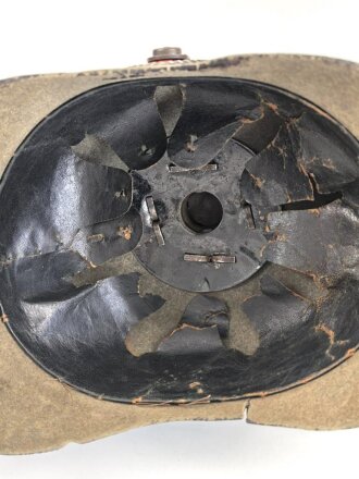 Preussen 1. Weltkrieg, feldgraue Pickelhaube für Mannschaften aus Filz. Leicht getragenes Stück mit diversen kleineren Beschädigungen