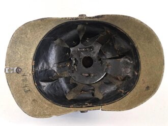 Preussen 1. Weltkrieg, feldgraue Pickelhaube für Mannschaften aus Filz. Leicht getragenes Stück mit diversen kleineren Beschädigungen