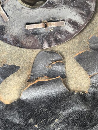 Preussen 1. Weltkrieg, feldgraue Pickelhaube für Mannschaften aus Filz. Leicht getragenes Stück mit diversen kleineren Beschädigungen
