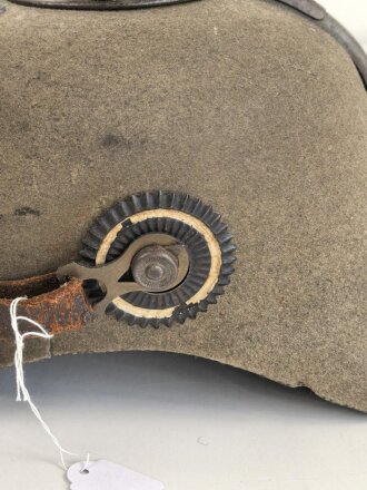 Preussen 1. Weltkrieg, feldgraue Pickelhaube für Mannschaften aus Filz. Leicht getragenes Stück mit diversen kleineren Beschädigungen