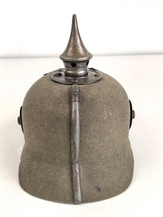 Preussen 1. Weltkrieg, feldgraue Pickelhaube für Mannschaften aus Filz. Leicht getragenes Stück mit diversen kleineren Beschädigungen