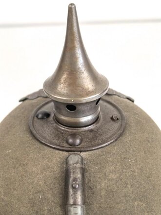 Preussen 1. Weltkrieg, feldgraue Pickelhaube für Mannschaften aus Filz. Leicht getragenes Stück mit diversen kleineren Beschädigungen