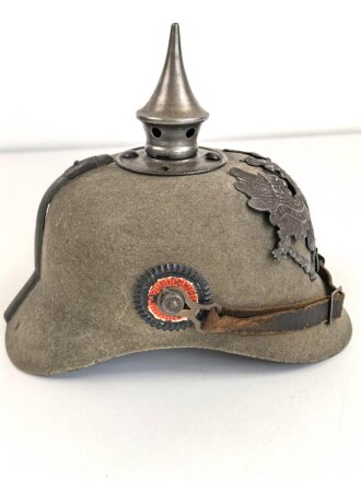 Preussen 1. Weltkrieg, feldgraue Pickelhaube für Mannschaften aus Filz. Leicht getragenes Stück mit diversen kleineren Beschädigungen